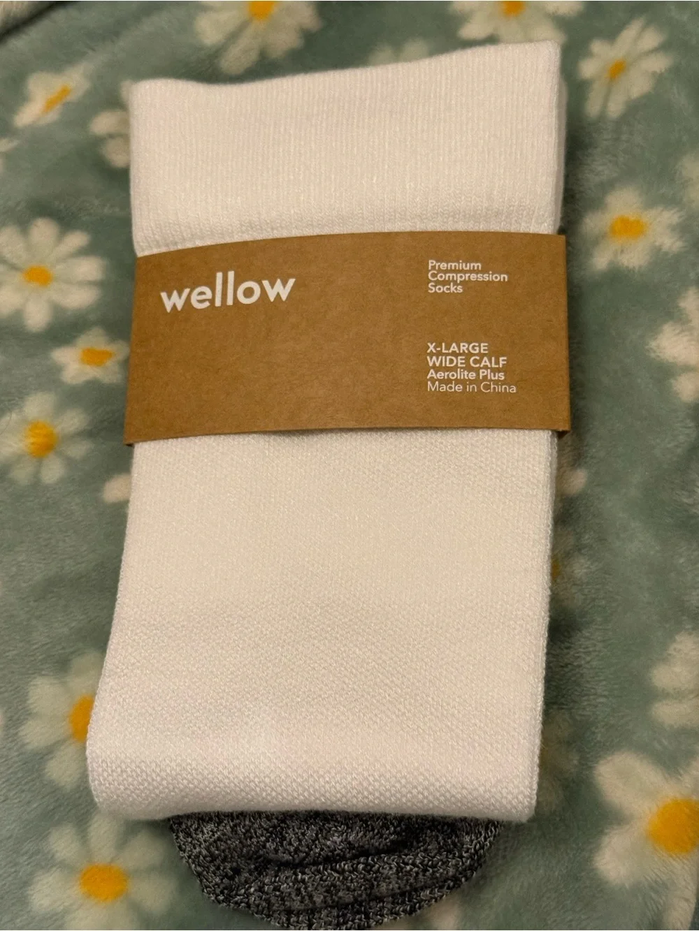 Wellow White Charcoal Wide Calf Knee High Aerolite+ Compression Socks - size XL